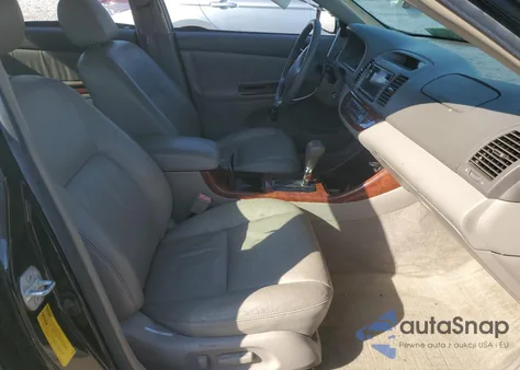 2002 Toyota Camry Le z USA, uszkodzony, nr VIN 4T1BF30K12U020162